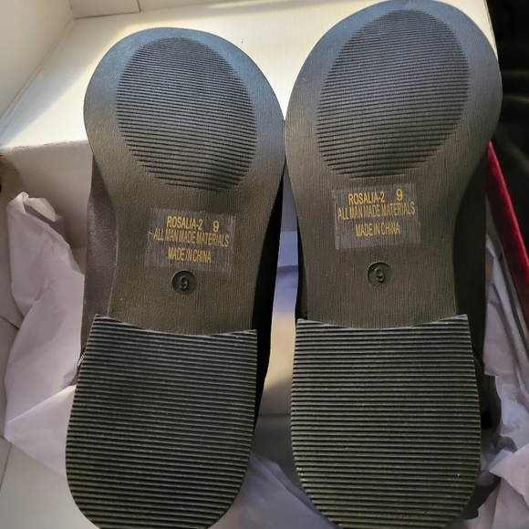 Women's ankle boots black in size 9. Never worn in original box. - Picture 3 of 5